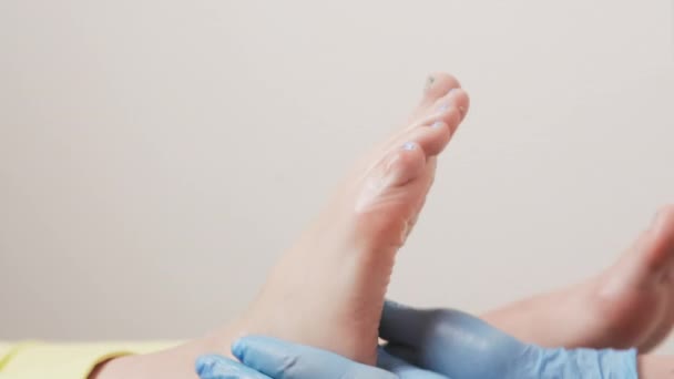 Хироподист Синих Медицинских Перчатках Массирует Женскую Ногу Закрыть Руки Ноги — стоковое видео
