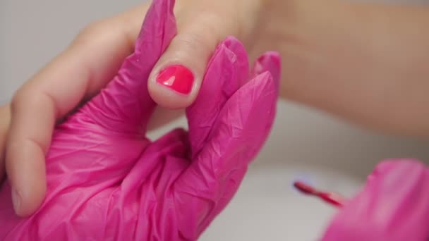 Mistrz Manikiurzystka Różowych Rękawiczkach Medycznych Pokazać Piękne Wypielęgnowane Palce Zbliżenie — Wideo stockowe