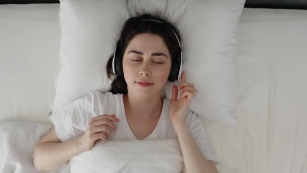 Vue Dessus Jeune Femme Caucasienne Souriante Couchée Lit Écoutant Musique — Video