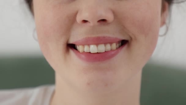 Close Senyum Wanita Dengan Gigi Putih Alami Tanpa Karies Konsep — Stok Video