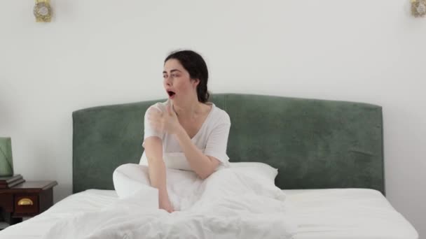Schläfrige Frau Sitzt Bett Gähnt Und Schläft Wieder Ein Doppelbett — Stockvideo