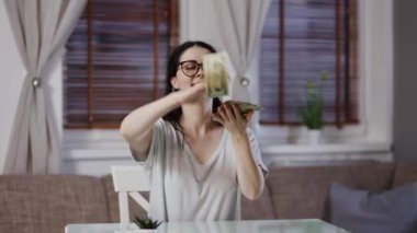 Zengin kız parayı boşa harcıyor. Mutlu, başarılı, beyaz bir kadın dolar fırlatıyor. Piyangoda ikramiye kazanmak. Alışveriş ve tüketim kavramı..
