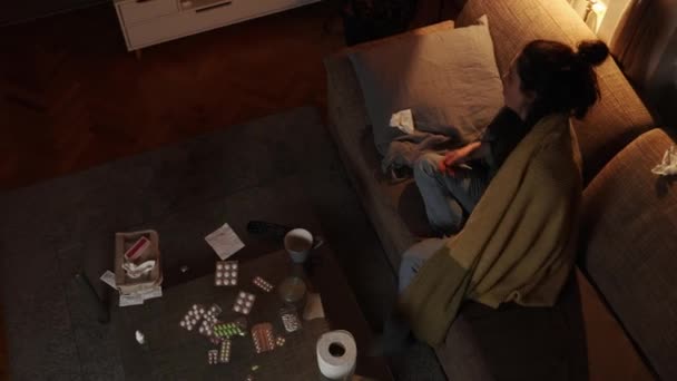 Депрессивная Белая Женщина Бросает Таблетки Стол Ложится Кровать Покрытая Одеялом — стоковое видео