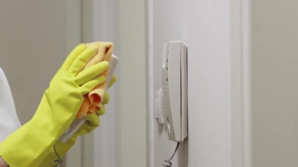 家庭清洁服务和家务活 戴橡胶手套的家庭主妇用湿布擦拭对讲机 手拉手 — 图库视频影像