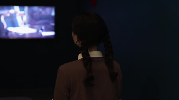 Kobieta Ogląda Film Dużym Ekranie Wizyta Kinie Wykłady Edukacyjne Ciemny — Wideo stockowe