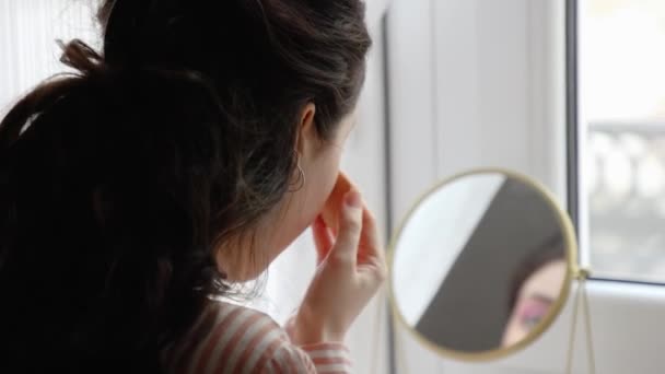 Vue Arrière Jeune Femme Caucasienne Appliquant Maquillage Aide Miroir Concept — Video