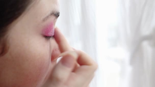 Zbliżenie Młodej Białej Kobiety Robi Makijaż Siedząc Przy Oknie Dziewczyna — Wideo stockowe