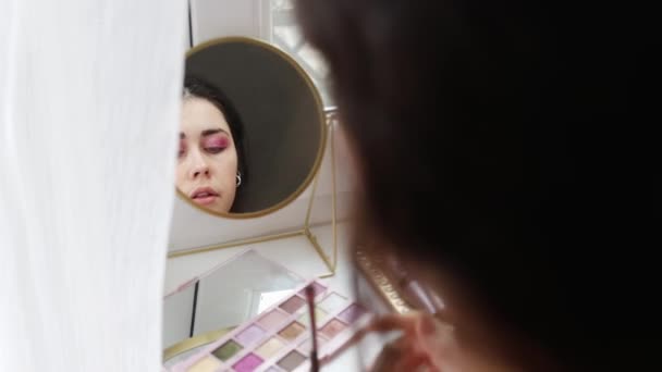 Zbliżenie Młodej Kobiety Robi Makijaż Siedząc Przy Oknie Dziewczyna Nakładająca — Wideo stockowe