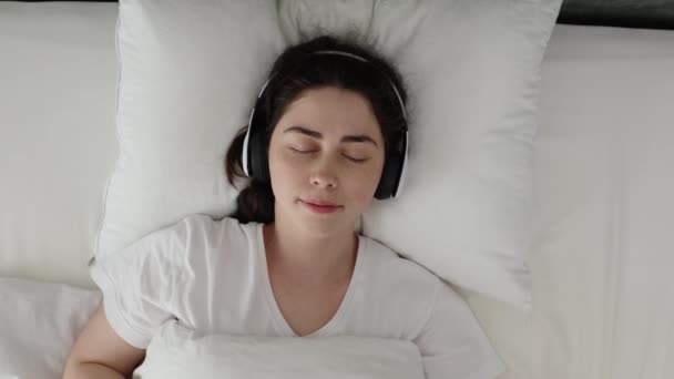 Vue Dessus Jeune Femme Caucasienne Couchée Lit Écoutant Musique Avec — Video