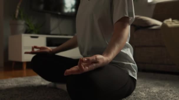 Joven Mujer Caucásica Relajada Con Los Ojos Cerrados Medita Sentado — Vídeo de stock