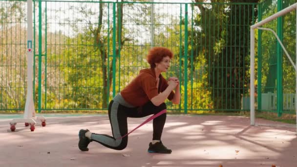 Доросла Кавказька Жінка Спортивному Одязі Навчається Міському Парку Використанням Еластичної — стокове відео