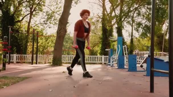 Взрослая Белая Женщина Спортивной Одежде Тренируется Городском Парке Помощью Эластичного — стоковое видео
