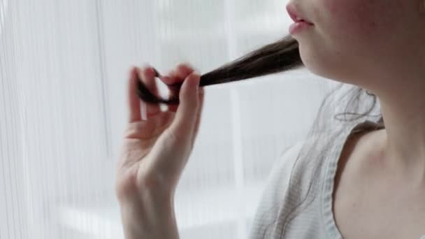 Wanita Kaukasia Menjengkelkan Rambut Keriting Jarinya Close Tangan Dan Wajah — Stok Video