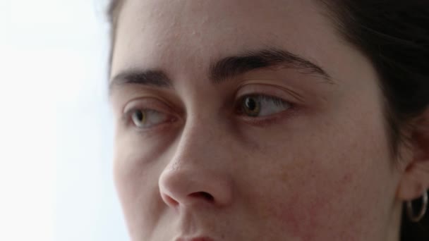 Nærbillede Kvindes Ansigt Med Våde Triste Øjne Tristhed Depression Øjensygdomme – Stock-video