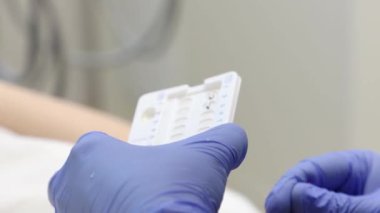 Tıbbi eldivenli diş hekimlerinin yakın çekimleri hastanın dişlerine ip teli taktırıyor. Diş hekimliği ve stomatoloji kavramı