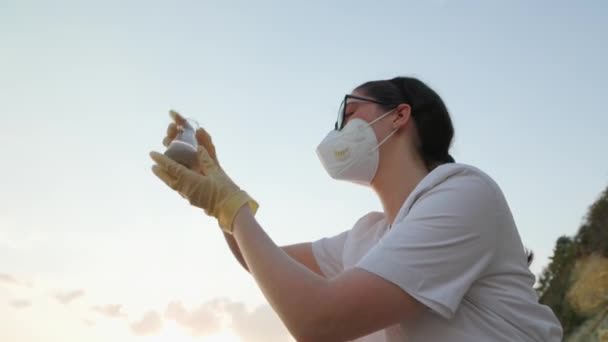 Koruyucu Maske Takan Ekoloji Uzmanı Lastik Eldiven Nehri Kirli Örneklerini — Stok video