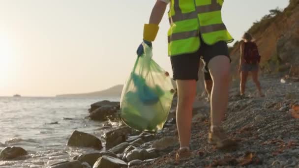 Низкий Угол Обзора Женщины Волонтера Держит Полный Пластиковый Мешок Мусора — стоковое видео
