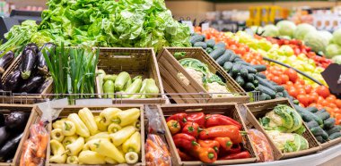 Tahta kutu sebze dolu süpermarket rafı. Organik taze brokoli, kırmızı biber, marul, soğan. Çevre dostu gıda satma kavramı.