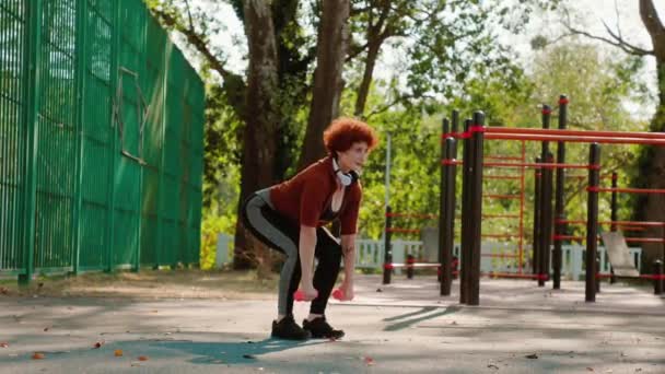 Dospělá Běloška Sportovním Oblečení Městském Parku Sportovec Dřepí Činkami Zpomal — Stock video