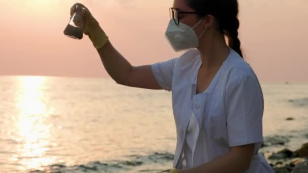Koruyucu Maske Takan Bilim Adamı Ekolojist Lastik Eldiven Okyanustan Gelen — Stok video