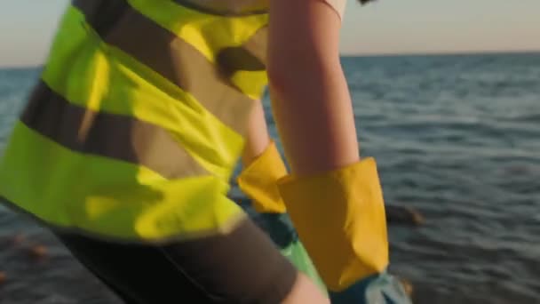 Крупным Планом Женщина Волонтер Держит Полный Пластиковый Мешок Мусора Ходит — стоковое видео