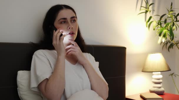 Czas Spać Biała Młoda Kobieta Dzwoni Rozmawia Przez Telefon Leżąc — Wideo stockowe
