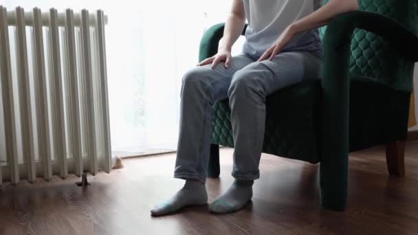 坐在天鹅绒扶手椅上的紧张女人的特写镜头 她的腿因压力而颤抖 焦虑和强迫症的概念 — 图库视频影像