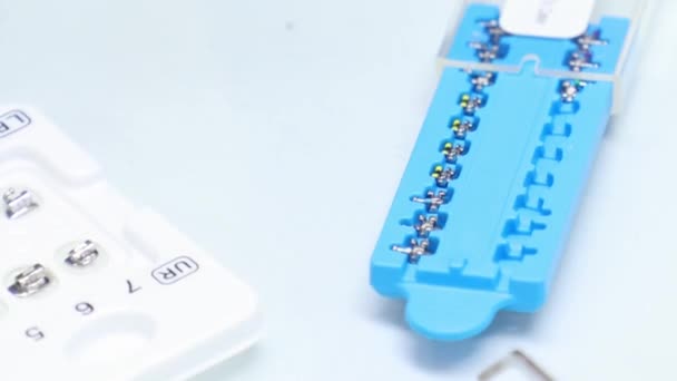 Gros Plan Des Bretelles Ligatures Plastique Boîte Bleue Sur Table — Video