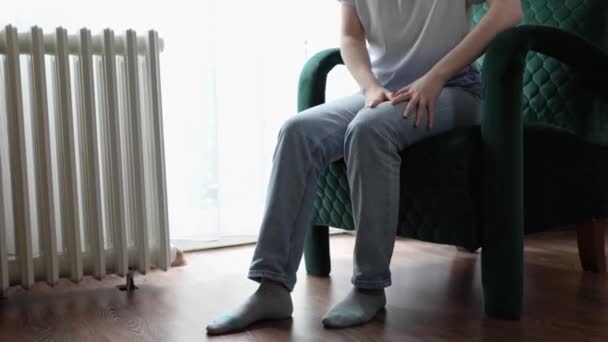 Zbliżenie Kobiety Siedzącej Aksamitnym Fotelu Pocierającej Nogę Drżącą Stresu Pojęcie — Wideo stockowe