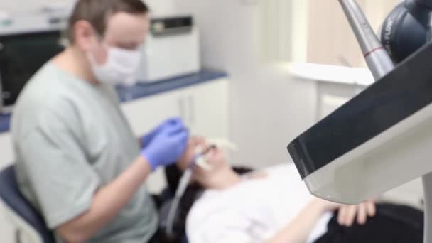 Θολούρα Οδοντίατρος Αντιμετωπίζει Δόντια Του Πελάτη Επαγγελματική Οδοντιατρική Περίθαλψη Ιατρική — Αρχείο Βίντεο