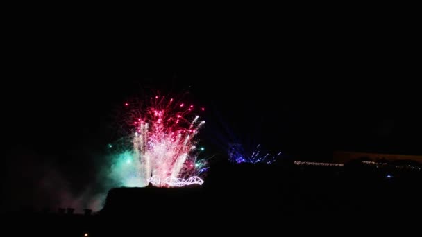 お祝いのパイロテクニックショーで広告の背景 美しい休日のカラフルな光の明るい花火は夜空と照明で噴水します 独立記念日と祭りのコンセプト — ストック動画