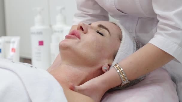 Zbliżenie Profesjonalnego Kosmetologa Daje Odmładzający Masaż Kobiecie Klienta Zwolnij Trochę — Wideo stockowe