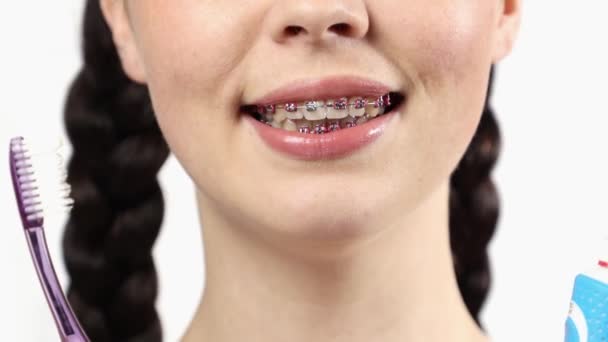 Портрет Молодой Белой Женщины Брекетами Зубах Выбор Между Электрической Ручной — стоковое видео