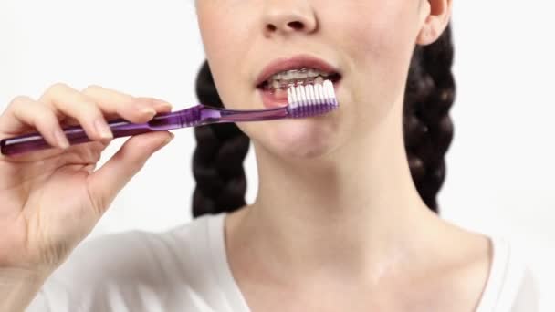 Close Jovem Caucasiana Com Aparelho Ligadura Escovar Dentes Usando Escova — Vídeo de Stock