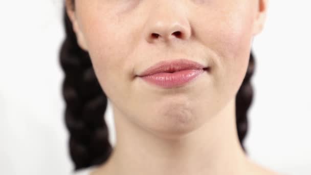 Крупный План Молодой Улыбающейся Белой Женщины Грязными Зубами Концепция Ортодонтического — стоковое видео
