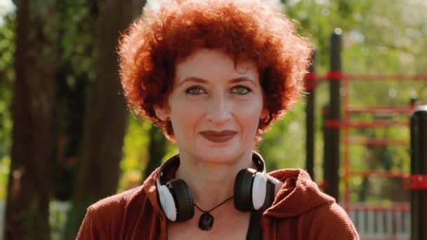 Gros Plan Portrait Une Femme Aux Cheveux Bouclés Caucasienne Adulte — Video