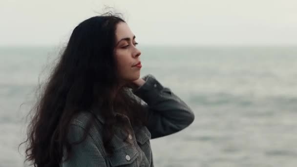 Psykisk Hälsa Sidovy Ung Ledsen Vit Kvinna Mot Bakgrund Havet — Stockvideo