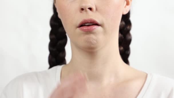 Detailní Záběr Mladé Ženy Rovnátky Zubech Trpící Bolestí Bílé Pozadí — Stock video