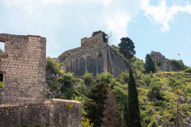 Karadağ 'ın Kotor kentindeki eski ortaçağ harabe St. John kalesinin altından bir görüntü. Tatil köyünde tarihi gezi.
