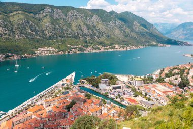 Boko Kotor Körfezi ve eski kasabanın panoramik manzarası. Güzel dağları olan bir manzara. Karadağ tatil beldesinde yaz tatili.