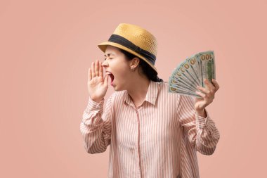 Reklamcılık. Hasır şapkalı genç bir beyaz kadın çığlık atıyor ve dolar hayranı olduğunu gösteriyor. Uzayı kopyala Çevrimiçi eleştiri, geri bildirim ve alışveriş kavramı.