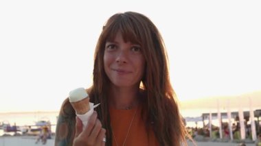 Akıllı telefon kullanan gülümseyen genç bir kadının portresi. Çevrimiçi iletişim ve sosyal medya kavramı