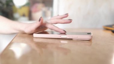  Bir kadının elini hızlıca akıllı telefon ekranına bastırır ve sanal şifreli paralar kazanır. Çevrimiçi para kazanmak için kayıt. Şifreli uygulama ve çiftçilik
