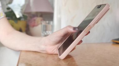 Bir kadının elini akıllı telefondan tutar ve hemen akıllı telefon ekranına basarak sanal şifreli paralar kazanır. Çevrimiçi para kazanmak için kayıt. Şifreli uygulama ve çiftçilik