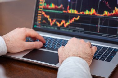 Dizüstü bilgisayar kullanarak ve klavyede daktilo kullanarak erkek ellerine yakın çekim. Modern uzaktan kumanda ve iş. Çevrimiçi ticaret.