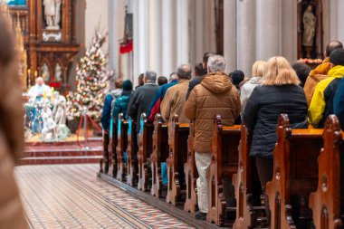 İsa 'nın doğumu sahnesiyle Noel Ayini sırasında kilise sunağı. Cemaatin geri görüşü. Avrupa 'daki Katolik Ortodoks Noel tatili.