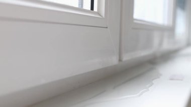 Pencerenin kenarına su sızdıran bir çerçeve, pencere kenarında bir su birikintisi. Pencerelerle ilgili sorun