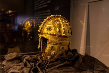 Değerli taşlarla zenginleştirilmiş ortaçağ altın kaskı müzede sergileniyor. Şövalyelerin koruyucu ekipmanları..