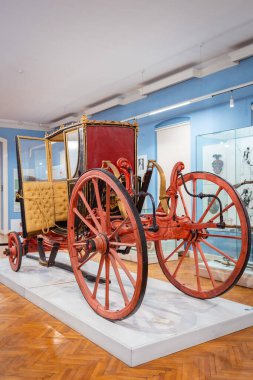 Tarihi müzedeki kırmızı kraliyet arabasından bir örnek. Eski model nakliye. Dikey.