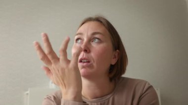 Kafkasyalı genç bir kadının portresi şaşkınlık ve yeni fikirler yaşıyor. Alt manzara. Psikoloji kavramı.